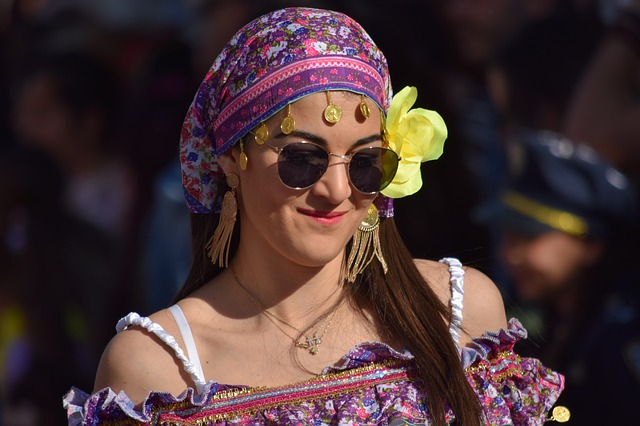 žena na karnevale