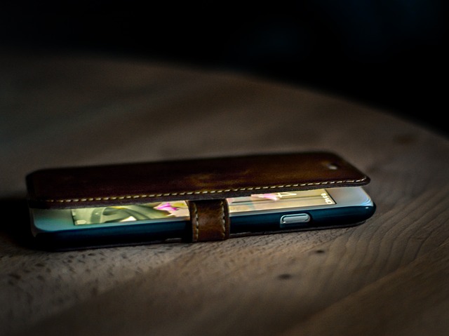 flipové hnědé kožené pouzdro – skryje pěkně celý mobil