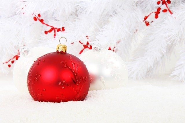 kombinace bílých a červených vánočních ozdob