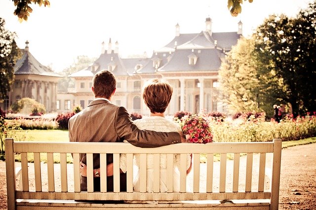 novomanželé na lavičce